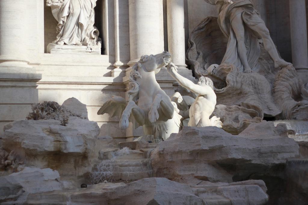 Apartment Near Trevi Fountain Rome Bagian luar foto